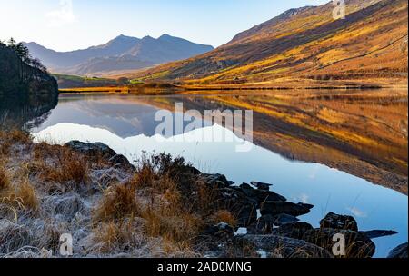 Mount Snowdon gesehen von Llyn Mymbyr in Gwynedd, aber in der Nähe von Capel Curig, die in der Grafschaft Conwy. Bild im November 2019 getroffen. Stockfoto