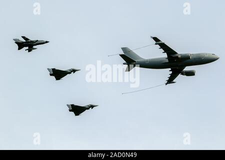 BERLIN - Apr 27, 2018: German Air Force Airbus A310 MRTT Flugzeug Luftbetankung zwei Eurofighter Typhoon Kampfjets und Tornado Jagdbomber dur Stockfoto