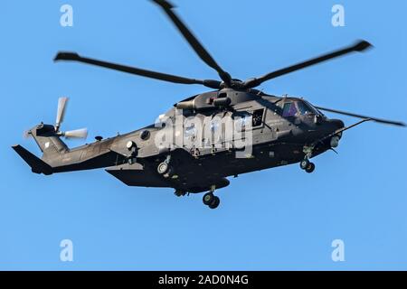 - GILZE Rijen, Niederlande - 30. MAI 2018: Bewaffnete italienische Luftwaffe HH-101 eine militärische Suche und Rettung (CSAR) Hubschrauber im Flug über Gilze-Rije Stockfoto