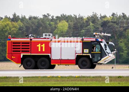 BERLIN, DEUTSCHLAND - Apr 27, 2018: Ziegler Flughafen Brandbekämpfung und Rettung Crashtender am Berliner Flughafen Schönefeld liegt. Stockfoto