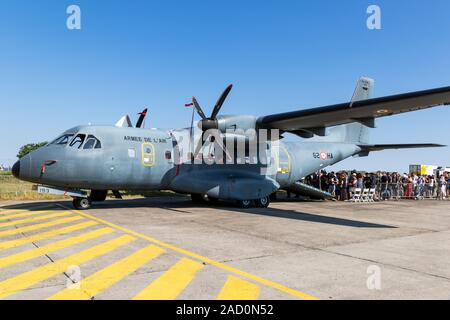 NANCY, Frankreich - Apr 1, 2018: Die französische Luftwaffe CASA CN-235 Verkehrsmittel Flugzeug auf der Rollbahn am Nancy Airbase. Stockfoto
