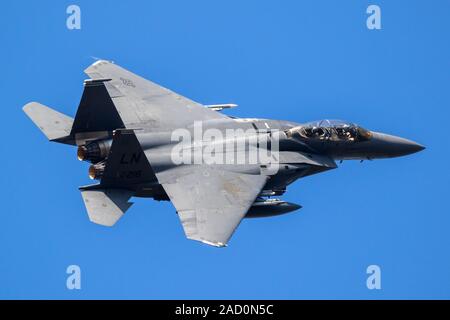 LAKENHEATH, Großbritannien - 12 Jul, 2018: US Air Force F-15E Strike Eagle Bomber Jet Flugzeug von 492Nd Fighter Squadron im Flug über RAF Lakenheath Airbase. Stockfoto