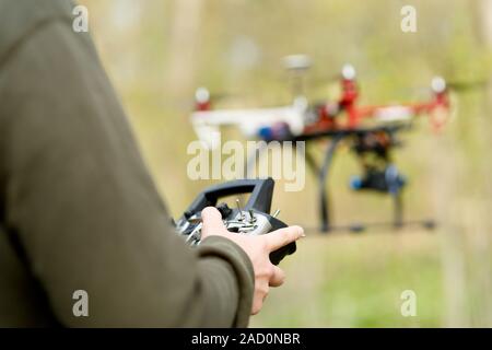 Mann-Controlling eine Drohne. Stockfoto