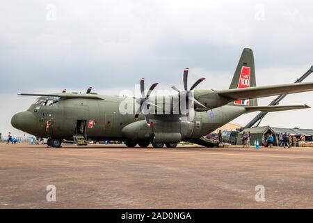 FAIRFORD, ENGLAND - May 13, 2018: Die RAF C-130J Hercules Verkehrsmittel Flugzeug auf der Rollbahn von RAF Fairford Airbase. Stockfoto