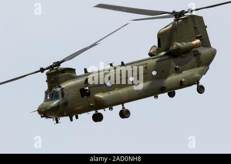FAIRFORD, ENGLAND - May 13, 2018: Die britische Royal Air Force CH-47 Chinook cargo Hubschrauber im Flug über RAF Fairford Airbase. Stockfoto
