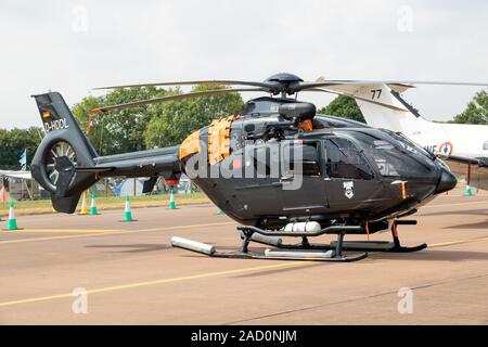FAIRFORD, ENGLAND - May 13, 2018: Airbus Hubschrauber EC 135 P2 Hubschrauber der Deutschen Marine Mietleitungen auf der RAF Fairford Airbase. Stockfoto