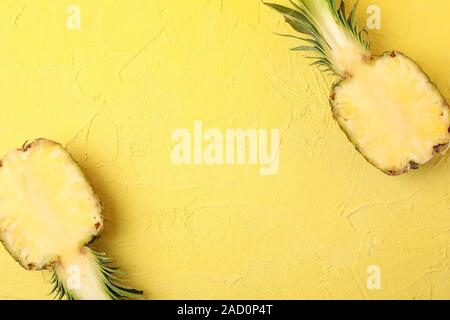 Ananas Hälften auf gelben Hintergrund, Platz für Text. Saftiges Obst Stockfoto