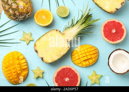 Zusammensetzung mit exotischen Früchten auf blauem Hintergrund, Ansicht von oben Stockfoto