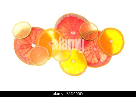 Hinterleuchtete Scheiben von Grapefruit und Zitrone auf weißem Hintergrund Stockfoto