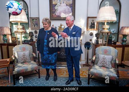 Weiterverbreitung, die Kugel als Fußball. Der Prinz von Wales wirft einen Fußball, der von den norwegischen Ministerpräsidenten Erna Solberg präsentiert wurde, während einer Konferenz im Clarence House, Central London, als Staats- und Regierungschefs der NATO-Mitglieder sammeln bis 70 Jahre der Allianz. Stockfoto