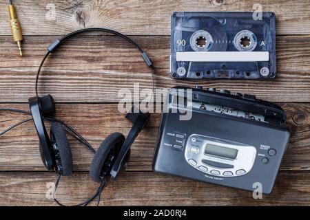 Musikkonzept. Draufsicht der Kassette, audio-Player und Kopfhörer. Stockfoto