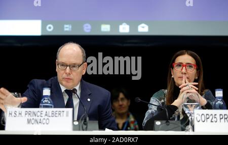 Fürst Albert II. von Monaco (L) und COP 25 Präsident Carolina Schmidt (R) während der UN-Klimakonferenz COP 25 in Madrid. Die Konferenz vereint weltweit führend, Klima Aktivisten, von NGOs, Indigenen und anderen gemeinsam für zwei Wochen in einer Bemühung, globale politische Entscheidungsträger auf konkrete Schritte für den Weg von einem weiteren Anstieg der globalen Temperaturen konzentrieren. Stockfoto