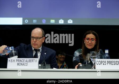 Fürst Albert II. von Monaco (L) und COP 25 Präsident Carolina Schmidt (R) während der UN-Klimakonferenz COP 25 in Madrid. Die Konferenz vereint weltweit führend, Klima Aktivisten, von NGOs, Indigenen und anderen gemeinsam für zwei Wochen in einer Bemühung, globale politische Entscheidungsträger auf konkrete Schritte für den Weg von einem weiteren Anstieg der globalen Temperaturen konzentrieren. Stockfoto