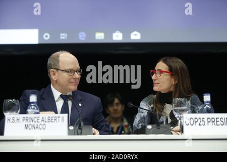 Fürst Albert II. von Monaco (L) und COP 25 Präsident Carolina Schmidt (R) während der UN-Klimakonferenz COP 25 in Madrid. Die Konferenz vereint weltweit führend, Klima Aktivisten, von NGOs, Indigenen und anderen gemeinsam für zwei Wochen in einer Bemühung, globale politische Entscheidungsträger auf konkrete Schritte für den Weg von einem weiteren Anstieg der globalen Temperaturen konzentrieren. Stockfoto