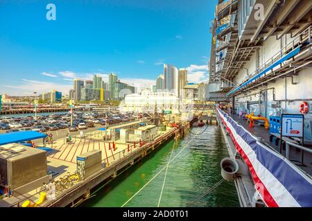 San Diego, Navy Pier, Kalifornien, USA - 1. August 2018: Luftaufnahme des Memorial Museum des Kalten Krieges Schlachtschiff USS Midway San Diego Pier. Stockfoto