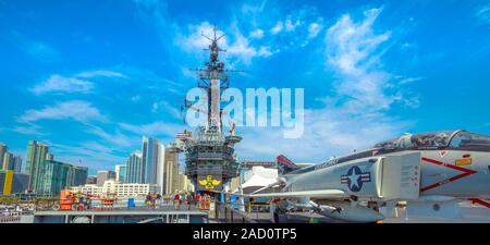 San Diego, Navy Pier, Kalifornien, USA - 1. August 2018: Panorama der USS Midway, einen kalten Krieg Kriegsschiff in San Diego Pier. Es war der am längsten Stockfoto