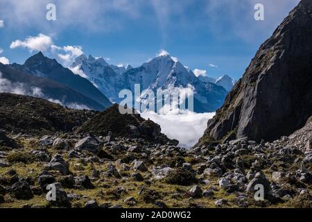 Ausblick auf den Mt. Tamserku von gokyo Tal, Monsoon Wolken, die in Stockfoto