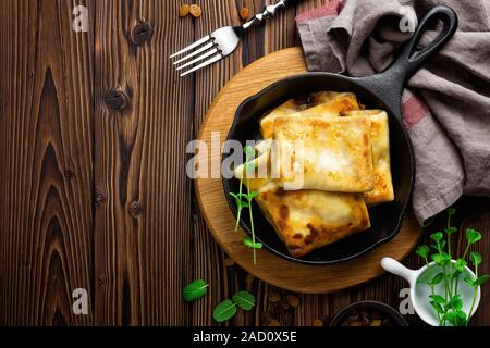 süß gefüllte Quark-Pfannkuchen Stockfoto