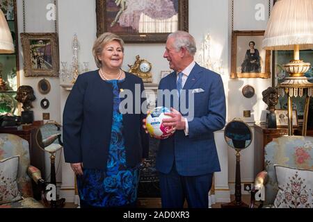 Der Prinz von Wales mit einem Fußball, der von den norwegischen Ministerpräsidenten Erna Solberg präsentiert wurde, während ein meetingat Clarence House, Central London, als Staats- und Regierungschefs der NATO-Mitglieder sammeln bis 70 Jahre der Allianz. PA-Foto. Bild Datum: Dienstag, Dezember 3, 2019. Photo Credit: Victoria Jones/PA-Kabel Stockfoto