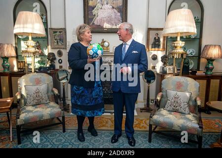 Der Prinz von Wales wird vorgestellt mit einem Fußball, der von den norwegischen Ministerpräsidenten Erna Solberg, während einer Sitzung am Morgen Zimmer im Clarence House, Central London, als Staats- und Regierungschefs der NATO-Mitglieder sammeln bis 70 Jahre der Allianz. PA-Foto. Bild Datum: Dienstag, Dezember 3, 2019. Photo Credit: Victoria Jones/PA-Kabel Stockfoto