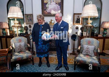 Der Prinz von Wales mit einem Fußball, der von den norwegischen Ministerpräsidenten Erna Solberg präsentiert wurde, während ein meetingat Clarence House, Central London, als Staats- und Regierungschefs der NATO-Mitglieder sammeln bis 70 Jahre der Allianz. PA-Foto. Bild Datum: Dienstag, Dezember 3, 2019. Photo Credit: Victoria Jones/PA-Kabel Stockfoto