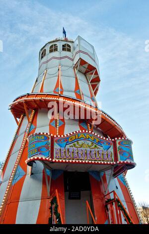 Helter Skelter Kinder fairgound fahren. Edinburgh Weihnachtsmarkt und Fair. Schottland Stockfoto