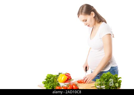 Seitenansicht der schwangeren Frau Kochen Salat Stockfoto