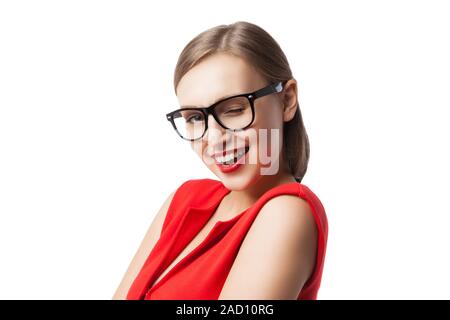 Schöne Frau im roten Kleid und Gläser Zwinkern Stockfoto