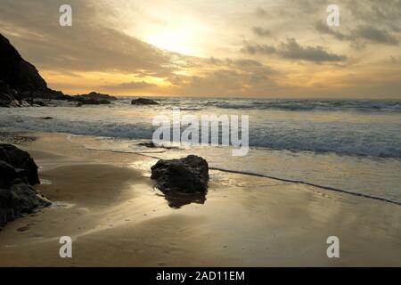 Die Wellen am Strand, Poldhu Cove, Cornwall Stockfoto