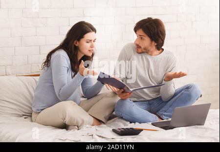 Junge schwangere Paar Probleme bei der Planung der Familie Haushalt Stockfoto