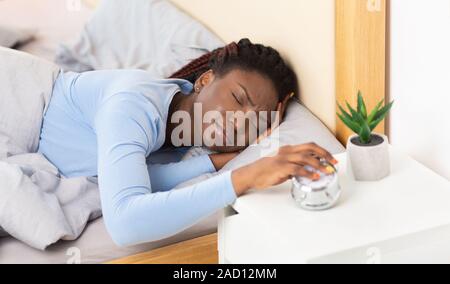 Lady Ausschalten Weckdienst Aufwachen im Bett zu Hause. Stockfoto