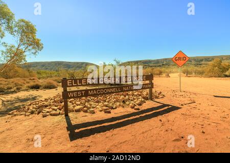 Ellery Creek Big Hole in West MacDonnell National Park Schild, einer der beliebtesten Camping, Wandern, Schwimmen Spots 80 km von Alice Springs. Stockfoto