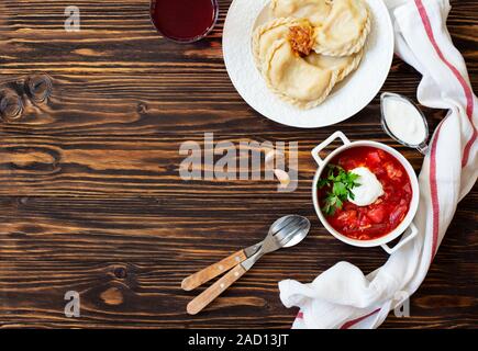 Osteuropäische Lebensmittel Ukrainisch, Russisch, Polnisch. Borschtsch, Wareniki, Vareniki. Traditionelle Rote-Bete-Suppe Borschtsch und Knödel mit Kartoffeln Stockfoto