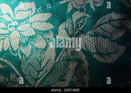 Ein dichtes Grün Schleier der großen Threads und verschiedenen Formen, Muster und Farbe Muster mit zusätzlichen Diode Beleuchtung. Stockfoto