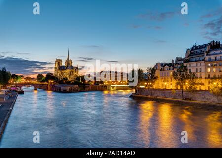 Notre Dame und der Île De La Cité in Paris in der Morgendämmerung Stockfoto