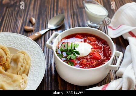 Osteuropäische Lebensmittel Ukrainisch, Russisch, Polnisch. Borschtsch, Wareniki, Vareniki. Traditionelle Rote-Bete-Suppe Borschtsch und Knödel mit Kartoffeln Stockfoto