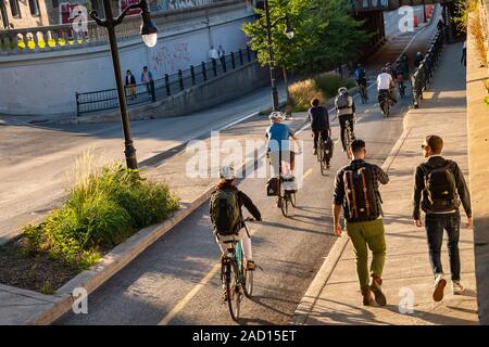 Montreal, Kanada - 19 September 2019: Menschen Fahrrad auf einem Radweg, der auf Saint Laurent Boulevard. Stockfoto