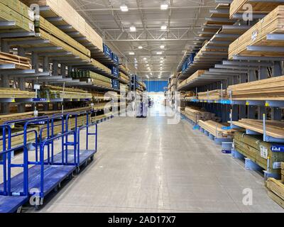 Orlando, FL/USA -11/19/19: Das Holz Gang an der Lowes Home Improvement Store mit Stapeln von Holz warten auf Kunden zu erwerben. Stockfoto