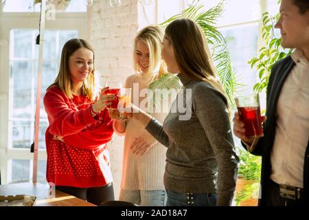 Glückliche Mitarbeiter feiern, während Unternehmen und Corporate Event. Junge kaukasier, in Freizeitkleidung Jubel und Laughting. Konzept der Office Kultur, Teamarbeit, Freundschaft, Feiertage, Wochenende. Stockfoto