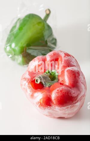 Single use Kunststoffverpackungen. Paprika Gemüse im Beutel Stockfoto