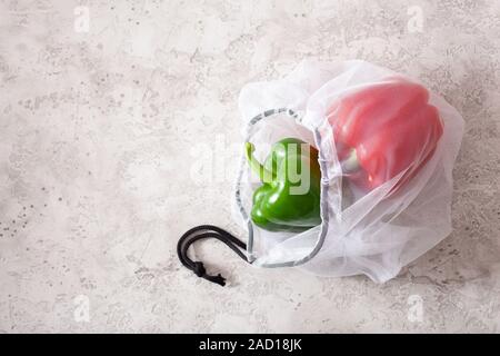 Paprika in wiederverwendbaren mesh Nylon Tasche, Kunststoff sich null Abfall Konzept Stockfoto