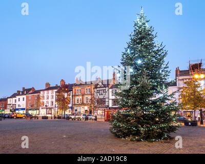 Weihnachtsbaum in der Dämmerung auf dem Markt in Ripon North Yorkshire England Stockfoto