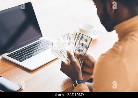 Nahaufnahme der afrikanischen Amerikaner zählen Geld Stockfoto