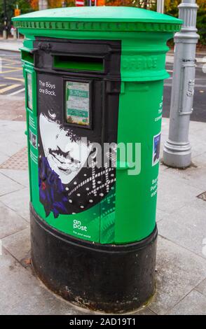 Thin Lizzy Briefmarken 50. Jahrestag der irischen Rockband zu markieren. Poster auf der grünen Post Box Mailbox von Phil Lynott. Dublin, Irland, Europa Stockfoto