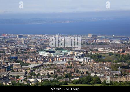 Edinburgh, meadowbank Stadion und Firth von weiter Stockfoto