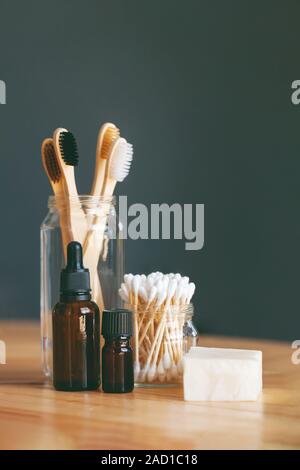 Satz von umweltfreundlichen Kunststoff-frei Körperpflege Elemente in der minimalistischen Interieur. Null Abfall Konzept, Kunststoff, organische, eco-friendly Shopping Stockfoto
