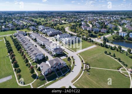 Luftaufnahme von ein Stadthaus und Gehäuse Gemeinschaft mit Teich in einem Vorort. Stockfoto