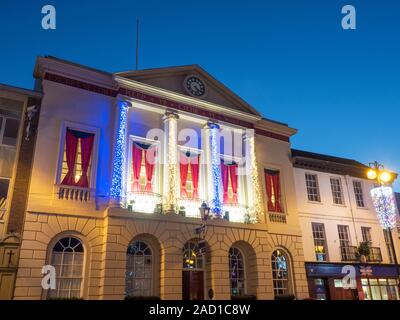Weihnachtsbeleuchtung am Rathaus in der Dämmerung Ripon Ripon North Yorkshire England Stockfoto