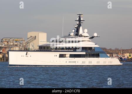 Gravesend, Grossbritannien. 3. Dezember, 2019. Atemberaubende 109 Meter langen Superyacht Bravo Eugenia in Gravesend Segeln bis die Themse heute. Das luxuriöse Schiff wurde im Jahr 2018 durch Oceanco mit einem aussendesign von nuvolari Lenard und einen Innenraum von Reymond Langton. Es ist berichtet worden, dass die Yacht kosten Dally Cowboys besitzer Jerry Jones $ 225 Millionen und ist nach seiner Frau Eugenia benannt. Credit: Rob Powell/Alamy leben Nachrichten Stockfoto