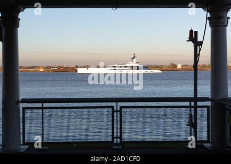 Gravesend, Grossbritannien. 3. Dezember, 2019. Atemberaubende 109 Meter langen Superyacht Bravo Eugenia in Gravesend Segeln bis die Themse heute. Das luxuriöse Schiff wurde im Jahr 2018 durch Oceanco mit einem aussendesign von nuvolari Lenard und einen Innenraum von Reymond Langton. Es ist berichtet worden, dass die Yacht kosten Dally Cowboys besitzer Jerry Jones $ 225 Millionen und ist nach seiner Frau Eugenia benannt. Credit: Rob Powell/Alamy leben Nachrichten Stockfoto
